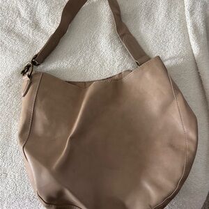 Elegant Tan Leather Shoulder Bag